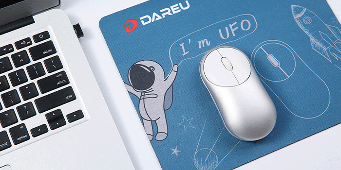 Đánh Giá Chi Tiết Chuột Không Dây DAREU LM166D UFO Màu Trắng Bạc Chuột không dây Dareu LM166D UFO Màu Trắng Bạc là lựa chọn thú vị dành cho những ai yêu thích sự độc đáo trong thiết kế nhưng vẫn đặt hiệu năng và độ bền lên hàng đầu. Trong bài viết này, hãy cùng TNC Store khám phá chi tiết nhé!  Thiết Kế Chuột Không Dây DAREU LM166D UFO Ấn Tượng Thu Hút Mọi Ánh Nhìn  Ngay từ cái nhìn đầu tiên, Dareu LM166D đã gây ấn tượng với thiết kế mô phỏng phi thuyền UFO độc đáo. Kiểu dáng bo tròn mềm mại, kết hợp với màu trắng bạc sang trọng tạo nên một tổng thể vừa lạ mắt vừa hiện đại. Chuột có kích thước vừa tay, phù hợp với nhiều đối tượng người dùng, đặc biệt là những ai yêu thích sự phá cách và khác biệt trong không gian làm việc.  Kết Nối Không Dây Ổn Định Qua Sóng 2.4GHz  Chuột được trang bị kết nối không dây 2.4GHz thông qua đầu thu USB, mang lại đường truyền ổn định với độ trễ thấp. Dù bạn sử dụng để làm việc, học tập hay giải trí, chuột không dây Dareu LM166D UFO vẫn đảm bảo tín hiệu mượt mà và phản hồi nhanh chóng trên các thiết bị như laptop hoặc PC.  Vận Hành Êm Ái Với Switch Silent  Chuột không dây Dareu LM166D sử dụng switch silent giúp loại bỏ hoàn toàn tiếng ồn khi bấm. Đây là lựa chọn lý tưởng cho môi trường yên tĩnh như văn phòng, thư viện hoặc phòng học. Bạn có thể làm việc xuyên đêm hoặc tham gia cuộc họp online mà không lo ảnh hưởng đến người xung quanh.  Cảm Biến Quang Học Chính Xác  Chuột hỗ trợ độ phân giải DPI tùy chỉnh, thường dao động từ 800 đến 1600 (tùy phiên bản), giúp bạn dễ dàng điều chỉnh tốc độ chuột phù hợp với nhu cầu. Từ các thao tác văn phòng cơ bản cho đến chỉnh sửa tài liệu, LM166D đều đáp ứng tốt.  Thời Lượng Pin Ấn Tượng  Sử dụng pin AA phổ thông, chuột không dây Dareu LM166D có thời lượng pin ấn tượng, có thể kéo dài từ vài tuần đến vài tháng nhờ cơ chế tiết kiệm năng lượng thông minh. Bạn không cần sạc thường xuyên, rất tiện lợi cho người dùng hay di chuyển.  Tổng Kết Trên đây là bài đánh giá chi tiết Chuột Không Dây DAREU LM166D UFO Màu Trắng Bạc. Ngoài ra, nếu quý khách quan tâm đến các sản phẩm Gaming Gears chất lượng khác. Hãy đến với Showroom TNC Store để được tư vấn và trải nghiệm nhé!