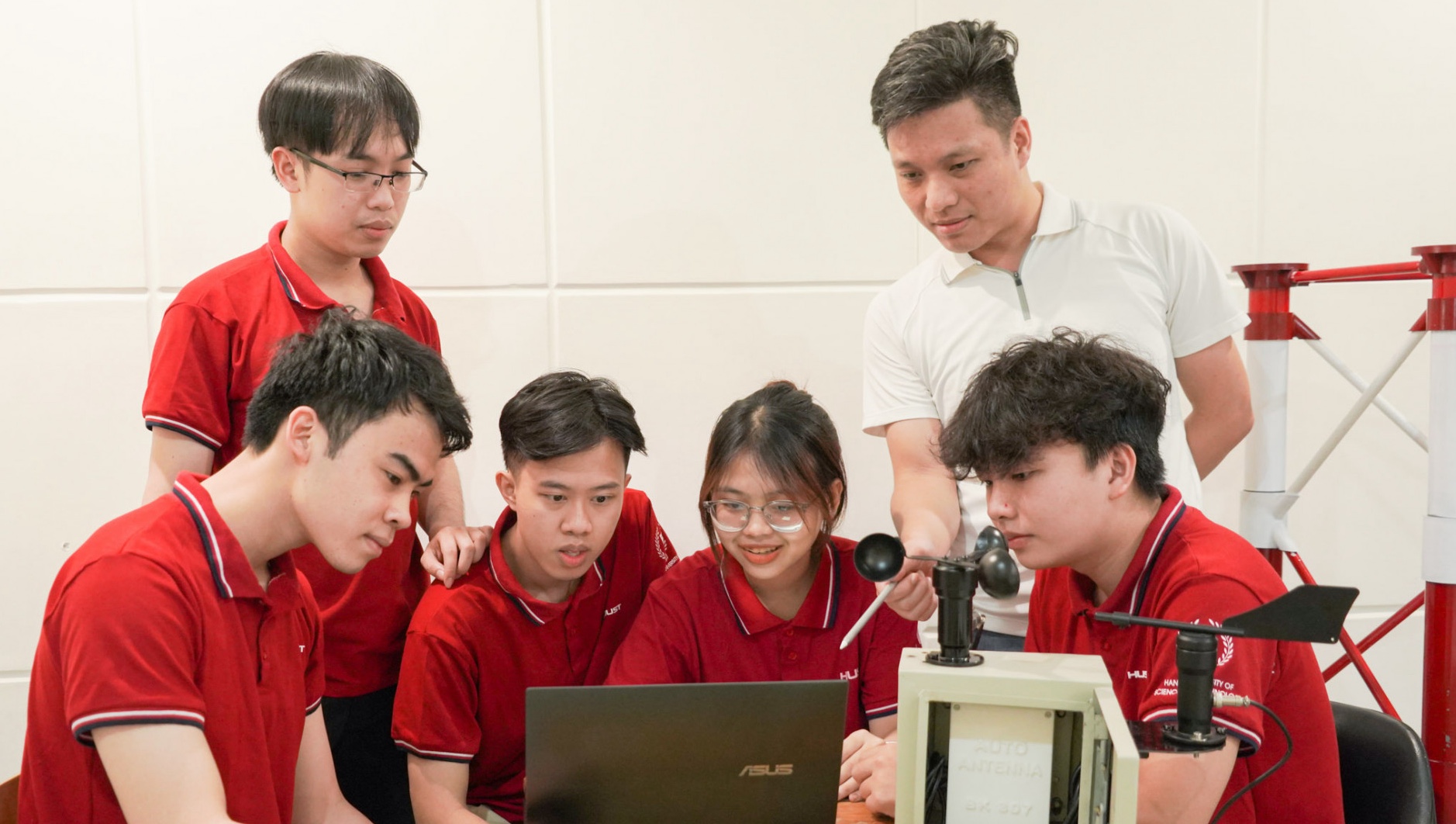 TNC Store Sinh viên đại học bách khoa dùng laptop nào