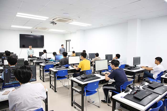 TNC Store Sinh viên Đại học Công nghệ (QHI) - Quốc gia Hà Nội (VNU) nên dùng Laptop gì?