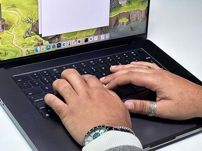 TNC Store MacBook Pro Màn Hình OLED Cảm Ứng Chip M6