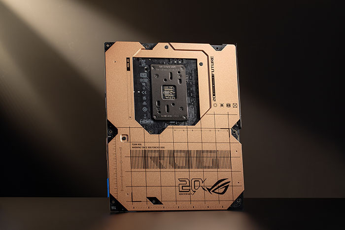 TNC Store ROG Crosshair 2006 ra mắt: Phiên bản kỷ niệm 20 năm ASUS ROG với thiết kế hoài cổ độc đáo